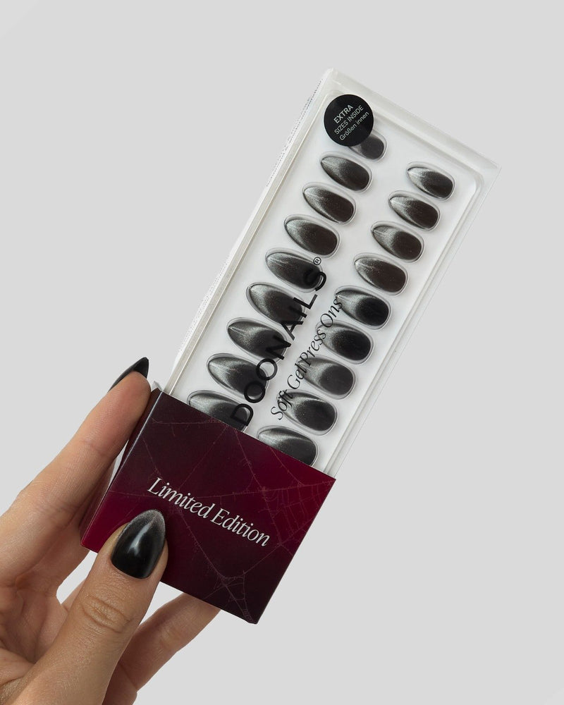 Edizione Limitata Black Cat Eye Corte Mandorla Press Ons in Soft Gel