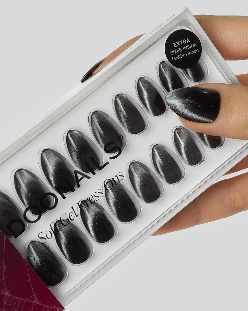 Edizione Limitata Black Cat Eye Corte Mandorla Press Ons in Soft Gel