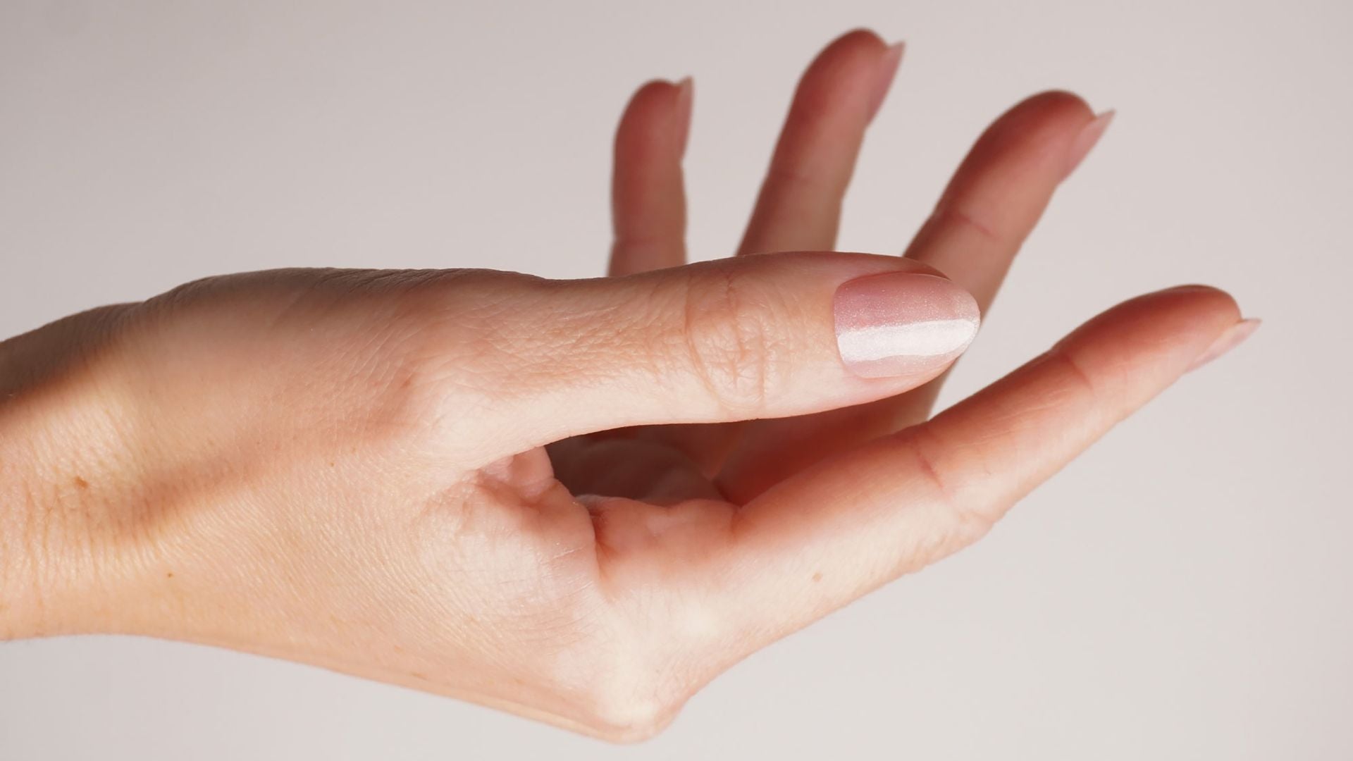 Minimalista vs. Massimalista: quale tendenza per le unghie ti si addice?
