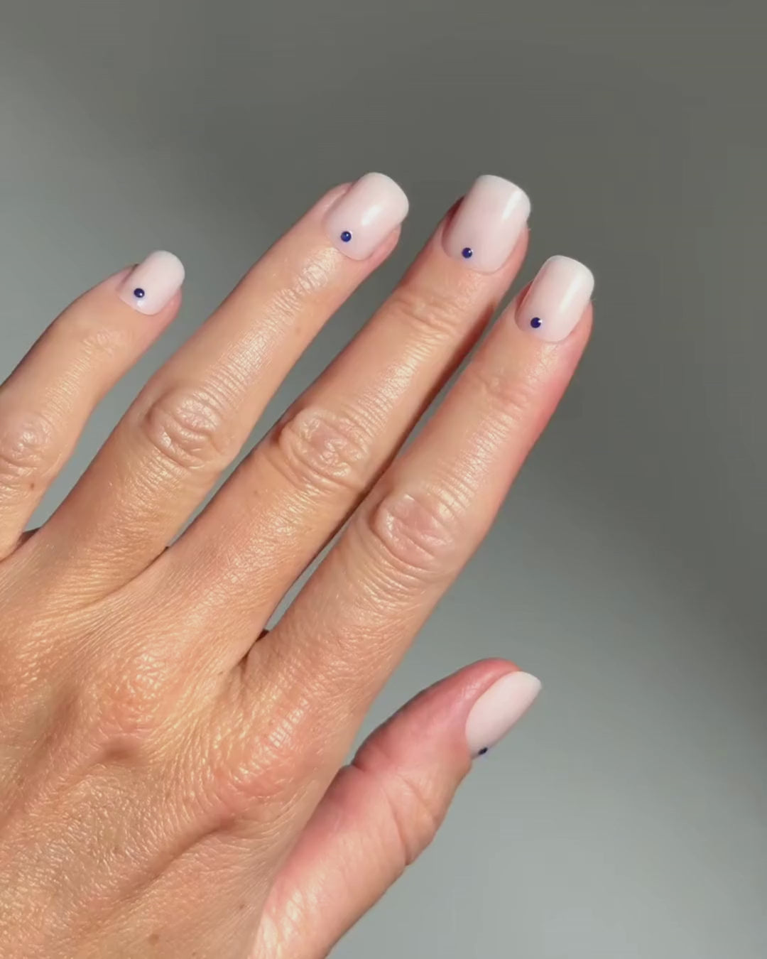 Blue Dots Extra Corte Quadrate Press Ons in Soft Gel