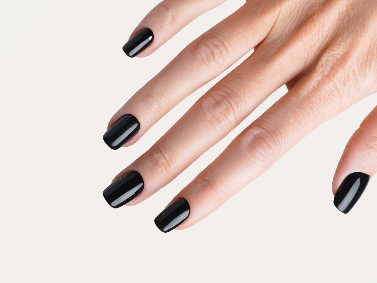 Schwarze Nägel