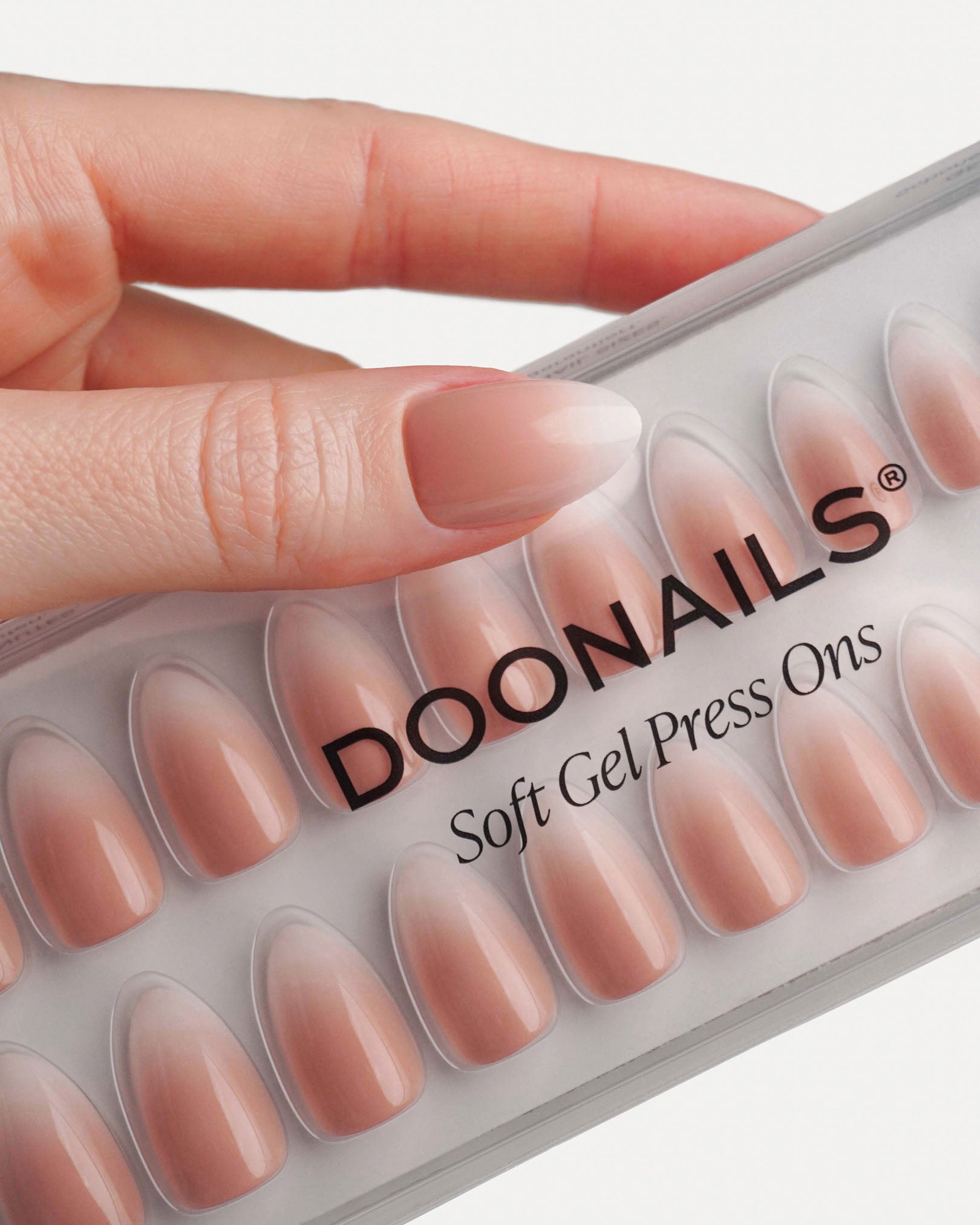 Babyboomer Corte Mandorla Press Ons in Soft Gel