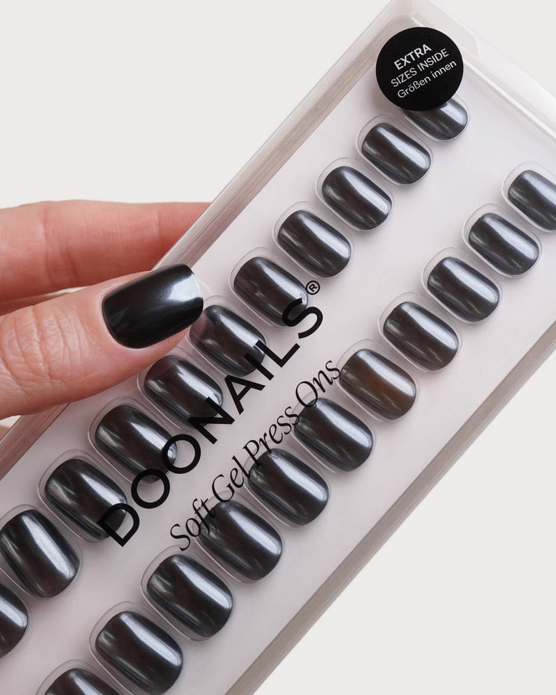 Black Pearl Extra Corte Quadrate Press Ons in Soft Gel
