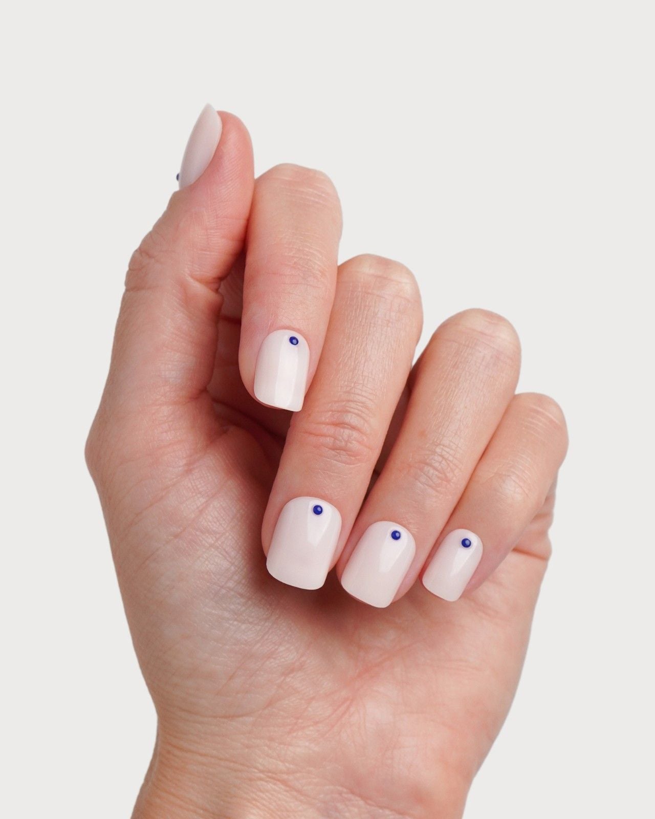 Blue Dots Extra Corte Quadrate Press Ons in Soft Gel