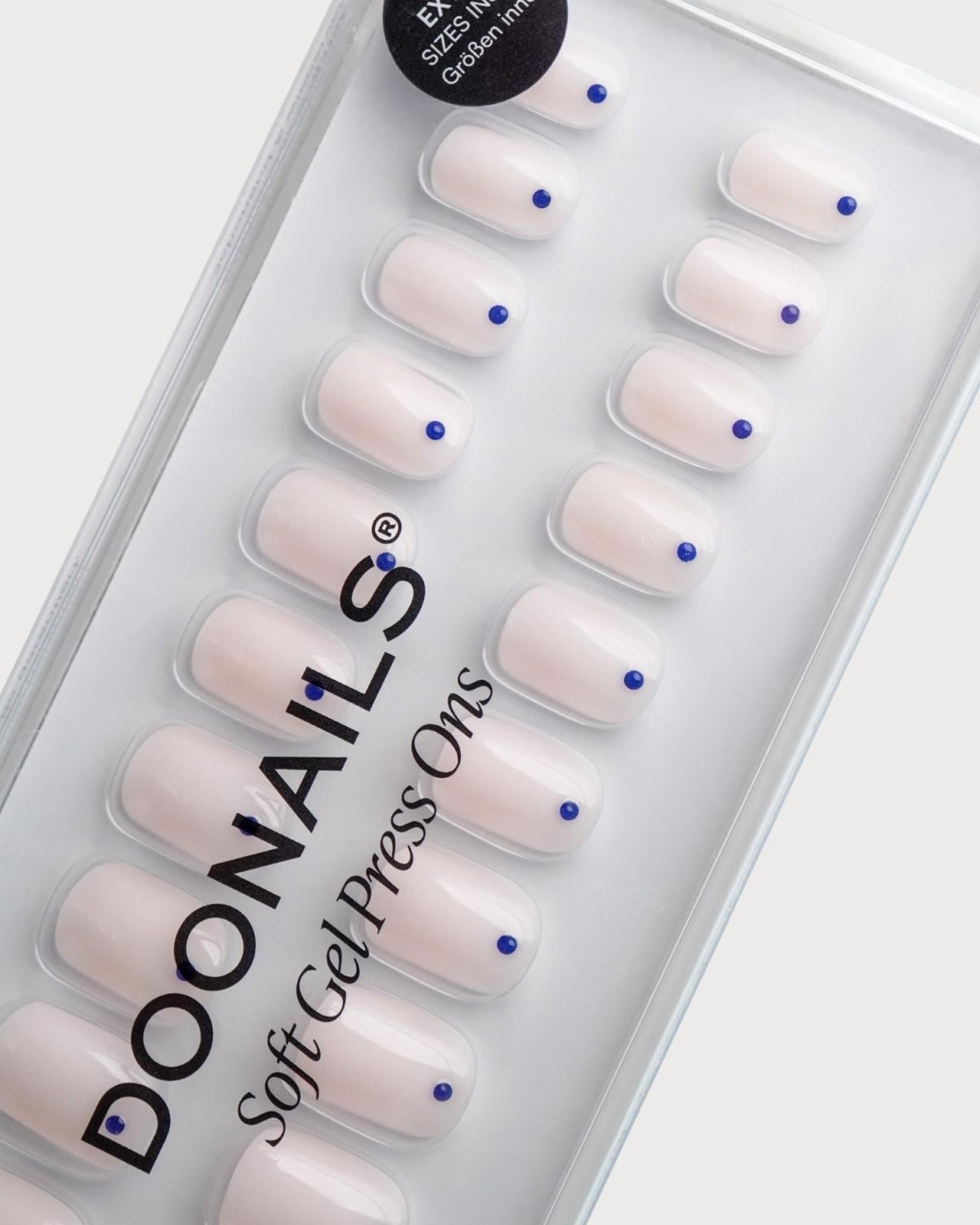 Blue Dots Extra Corte Quadrate Press Ons in Soft Gel