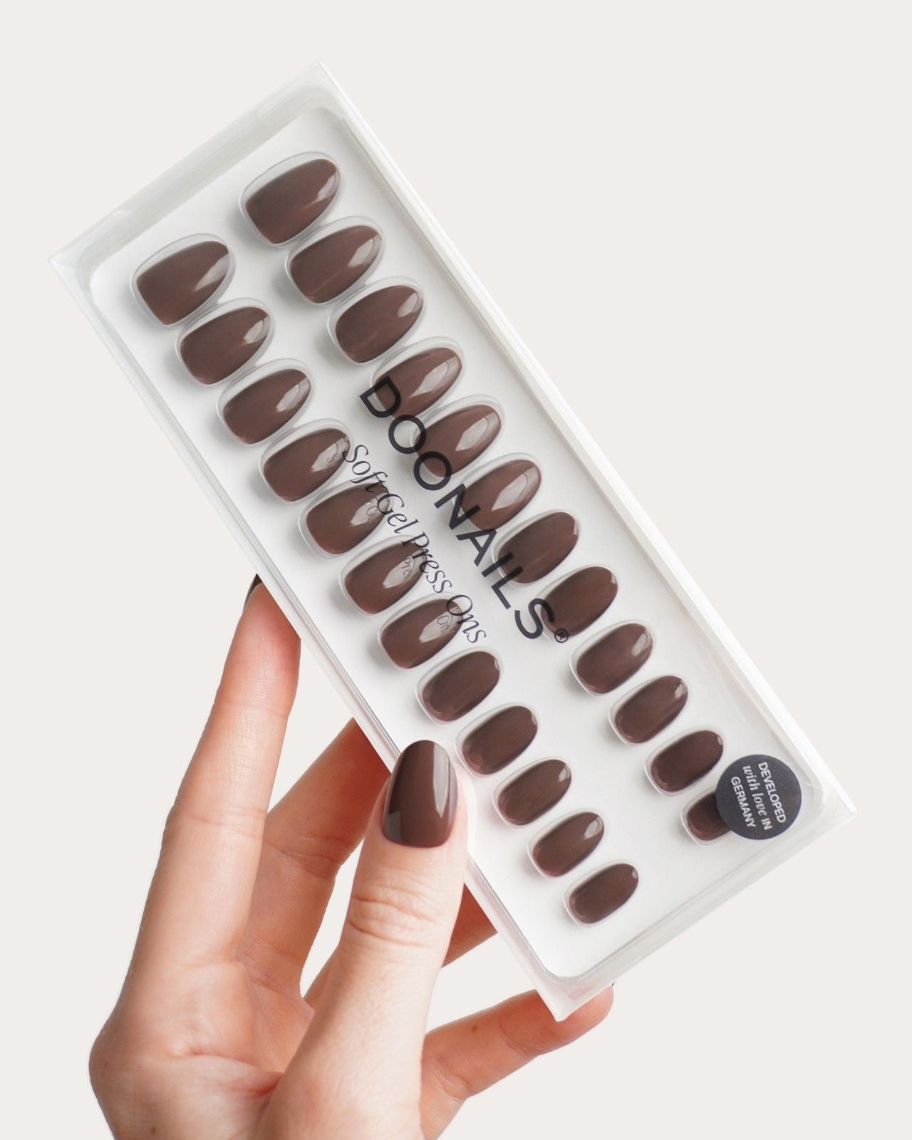 Press Ons in Soft Gel Café Noir Rotonde Corte