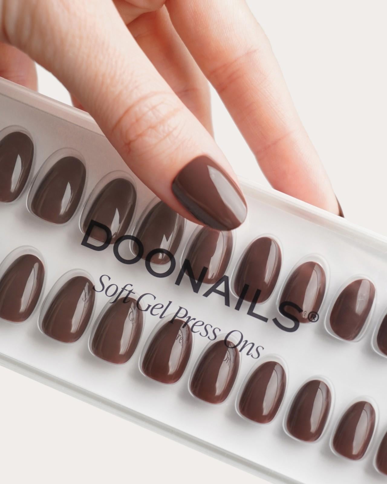 Press Ons in Soft Gel Café Noir Rotonde Corte