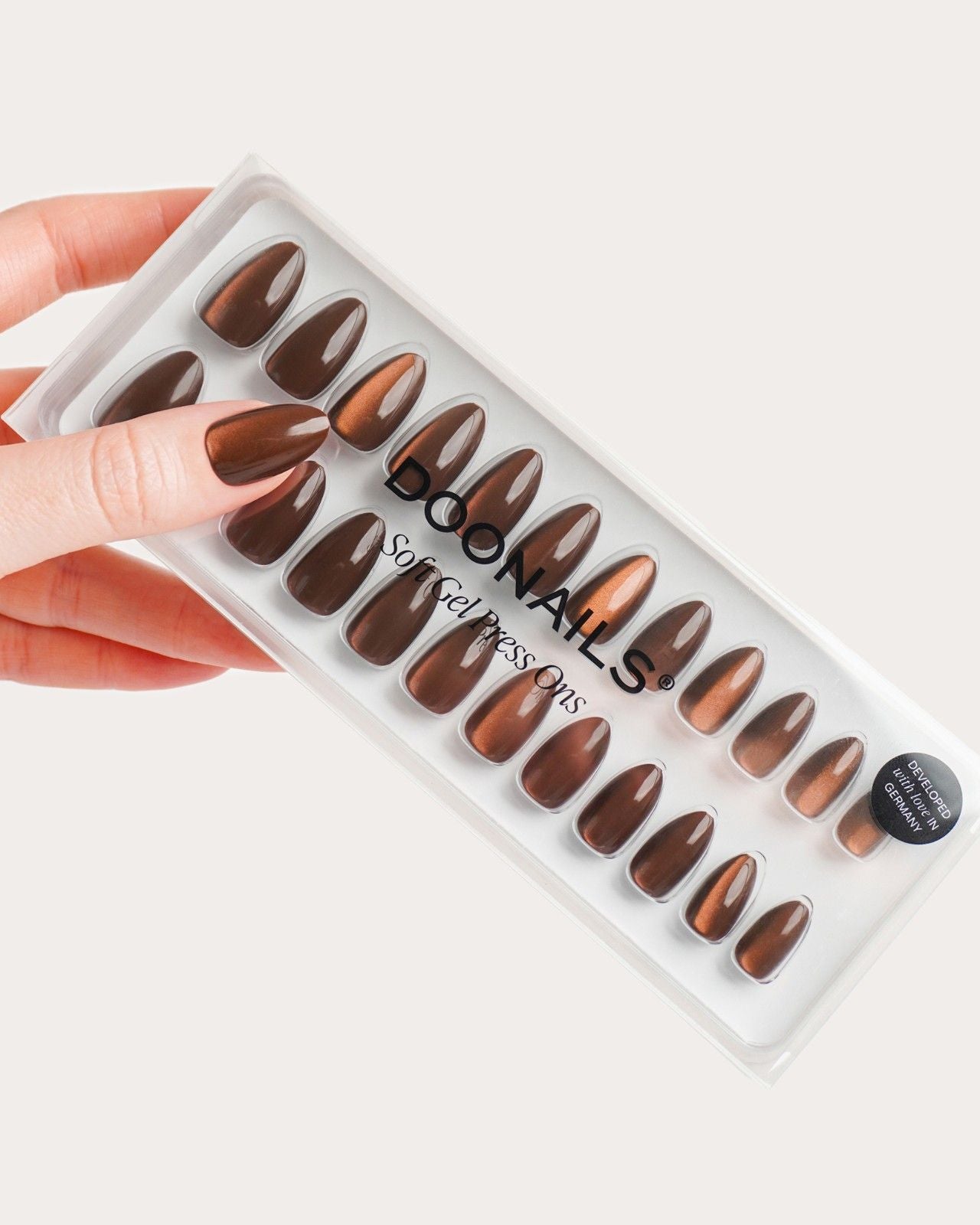 Press Ons in Soft Gel Glass Brown Cat Eye Mandorla Corte