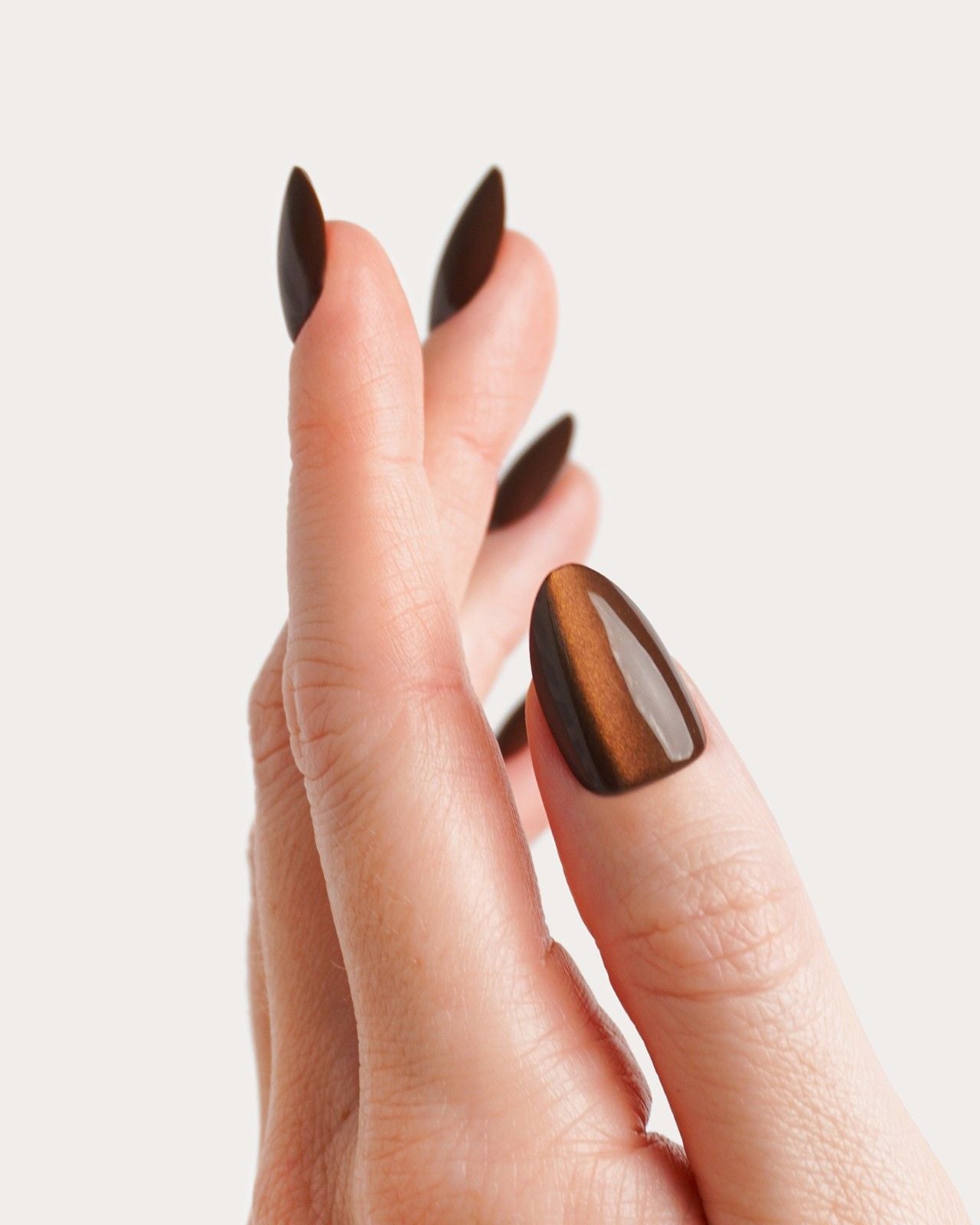 Press Ons in Soft Gel Glass Brown Cat Eye Mandorla Corte