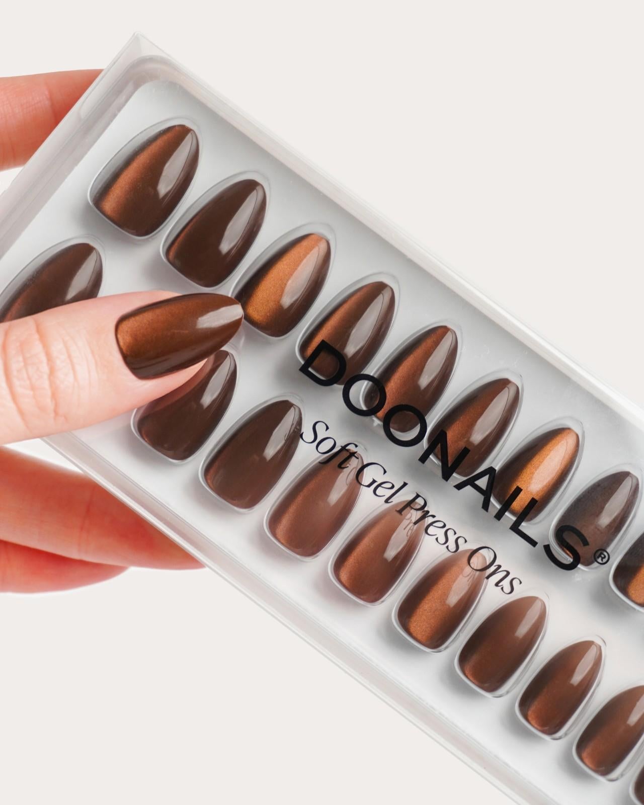 Press Ons in Soft Gel Glass Brown Cat Eye Mandorla Corte