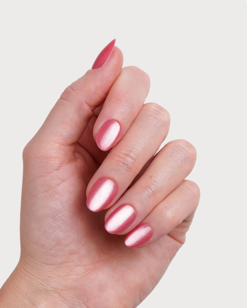 Glass Pink Cat Eye Corte Rotonde Press Ons in Soft Gel