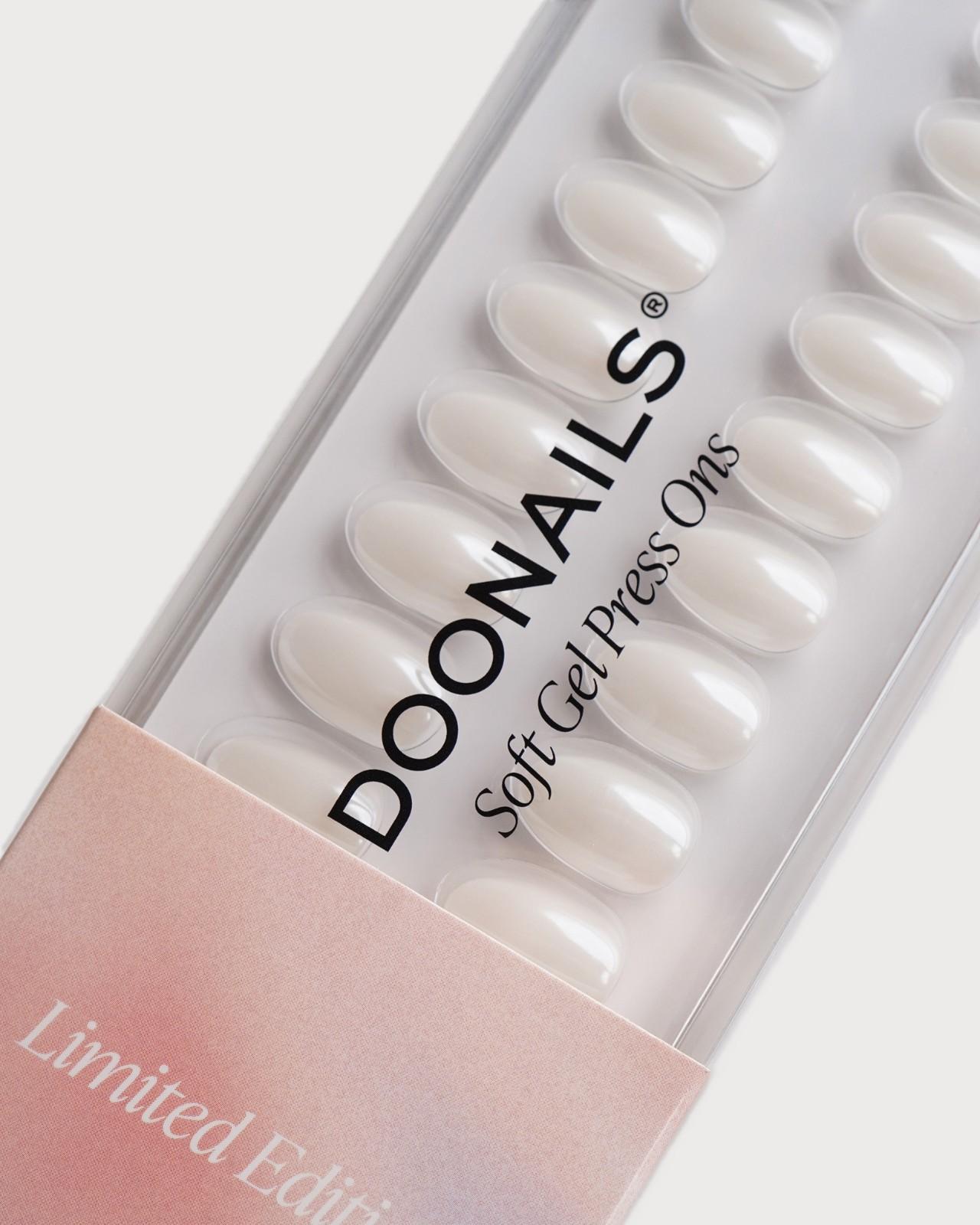Edizione Limitata Glazed Pearl Corte Rotonde Press Ons in Soft Gel
