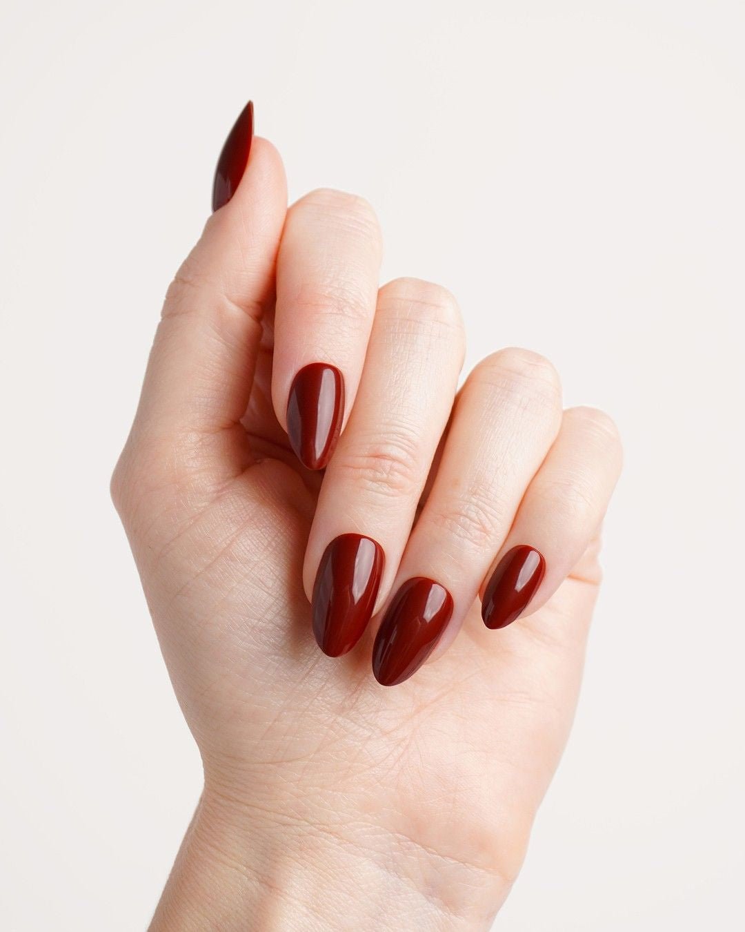 Love Paris Corte Mandorla Press Ons in Soft Gel