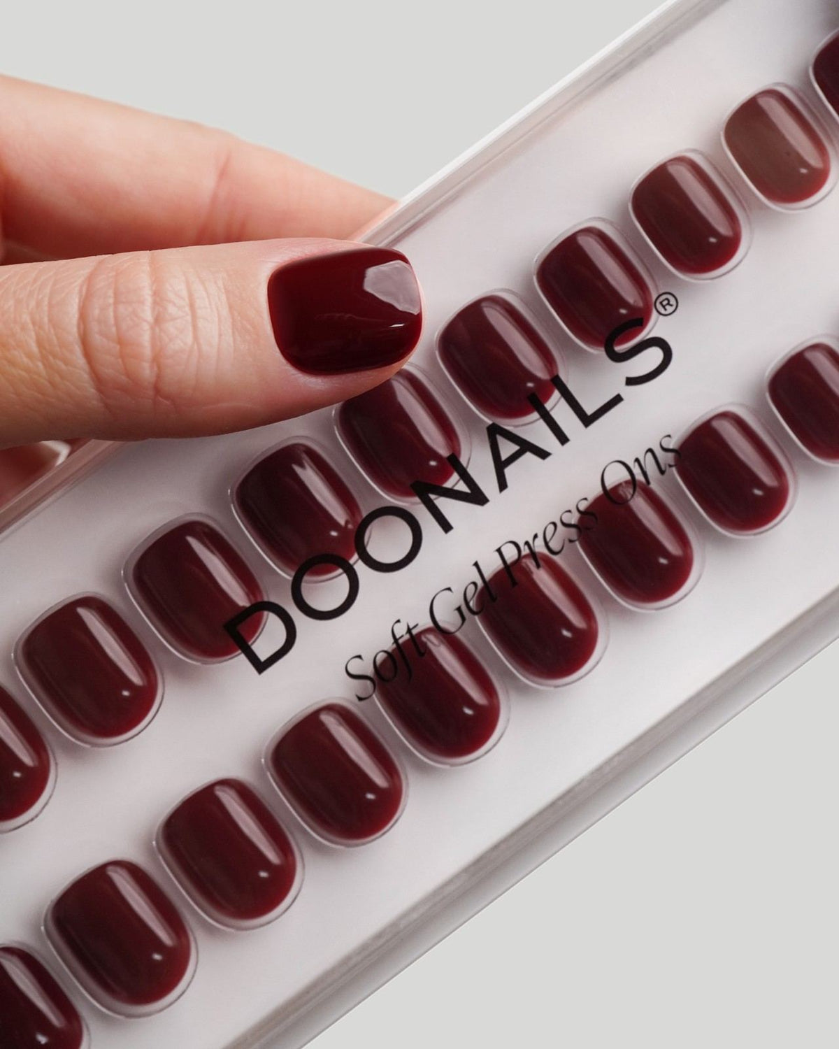 Love Paris Ultra Corte Quadrate Press Ons in Soft Gel