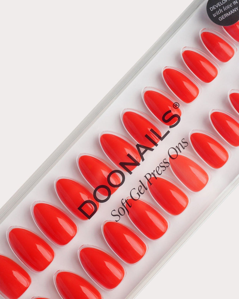 Press Ons in Soft Gel On Fire Mandorla Corte - Doonails Italy