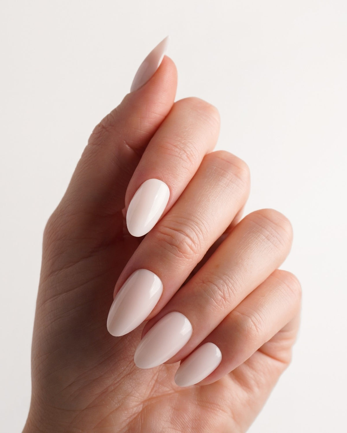 Pillow Talk Corte Mandorla Press Ons in Soft Gel