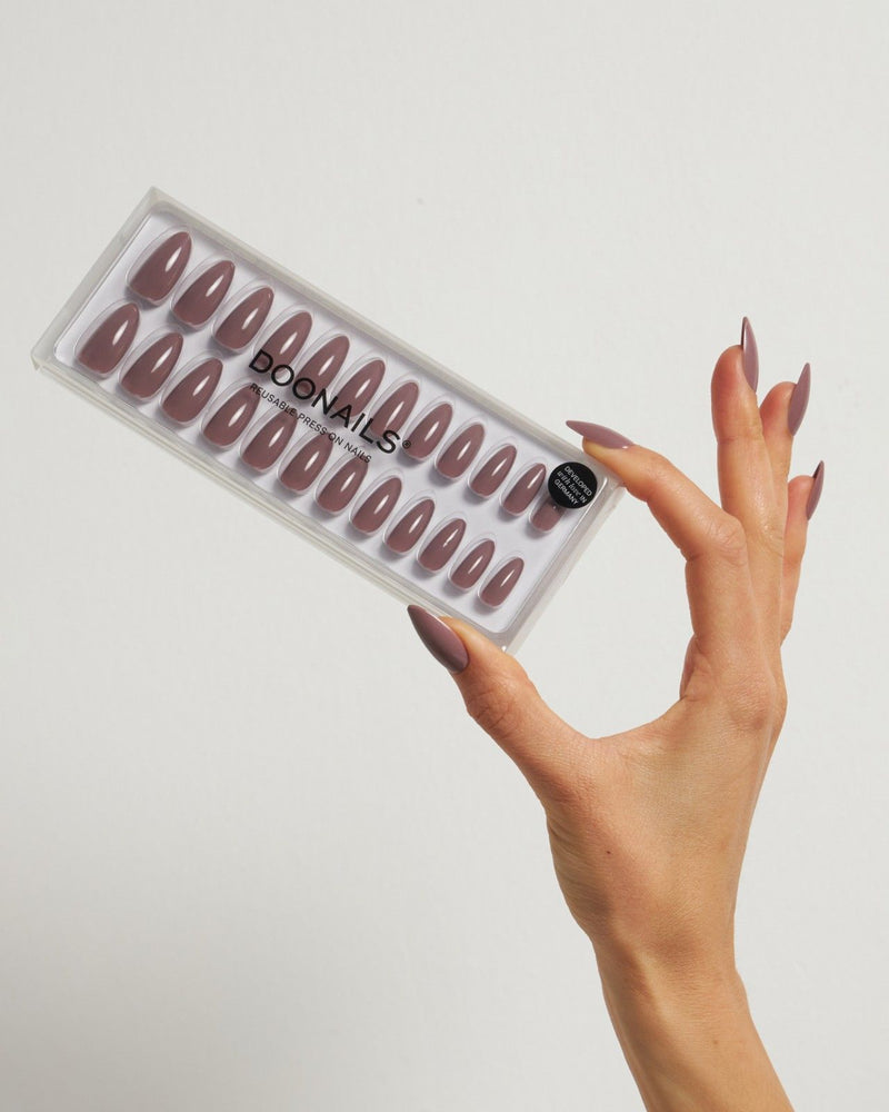 Silent Night Mauve Medie Mandorla Press Ons in Soft Gel