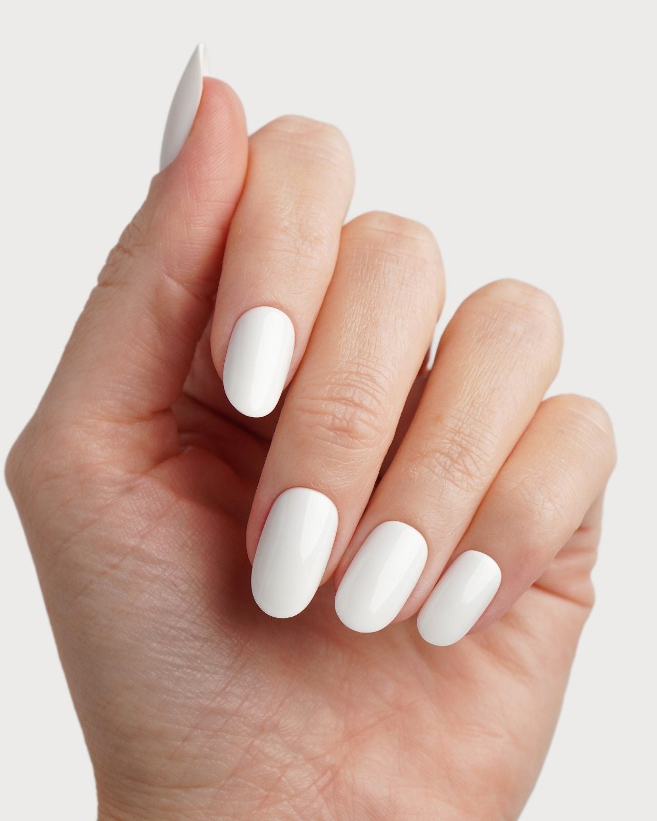 Snow White Medie Rotonde Press Ons in Soft Gel