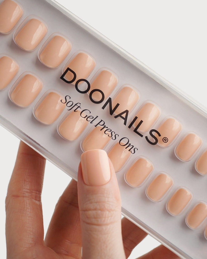Soft Apricot Extra Corte Quadrate Press Ons in Soft Gel