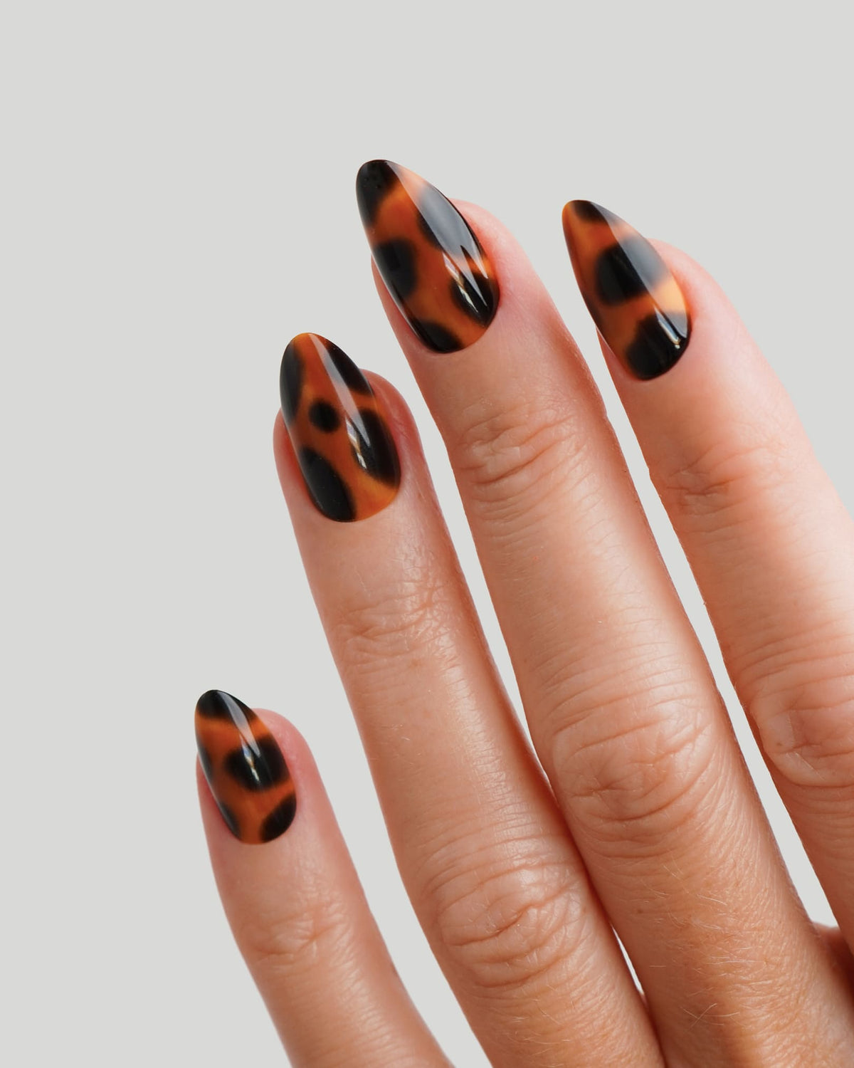 Wild Heart Corte Mandorla Press Ons in Soft Gel