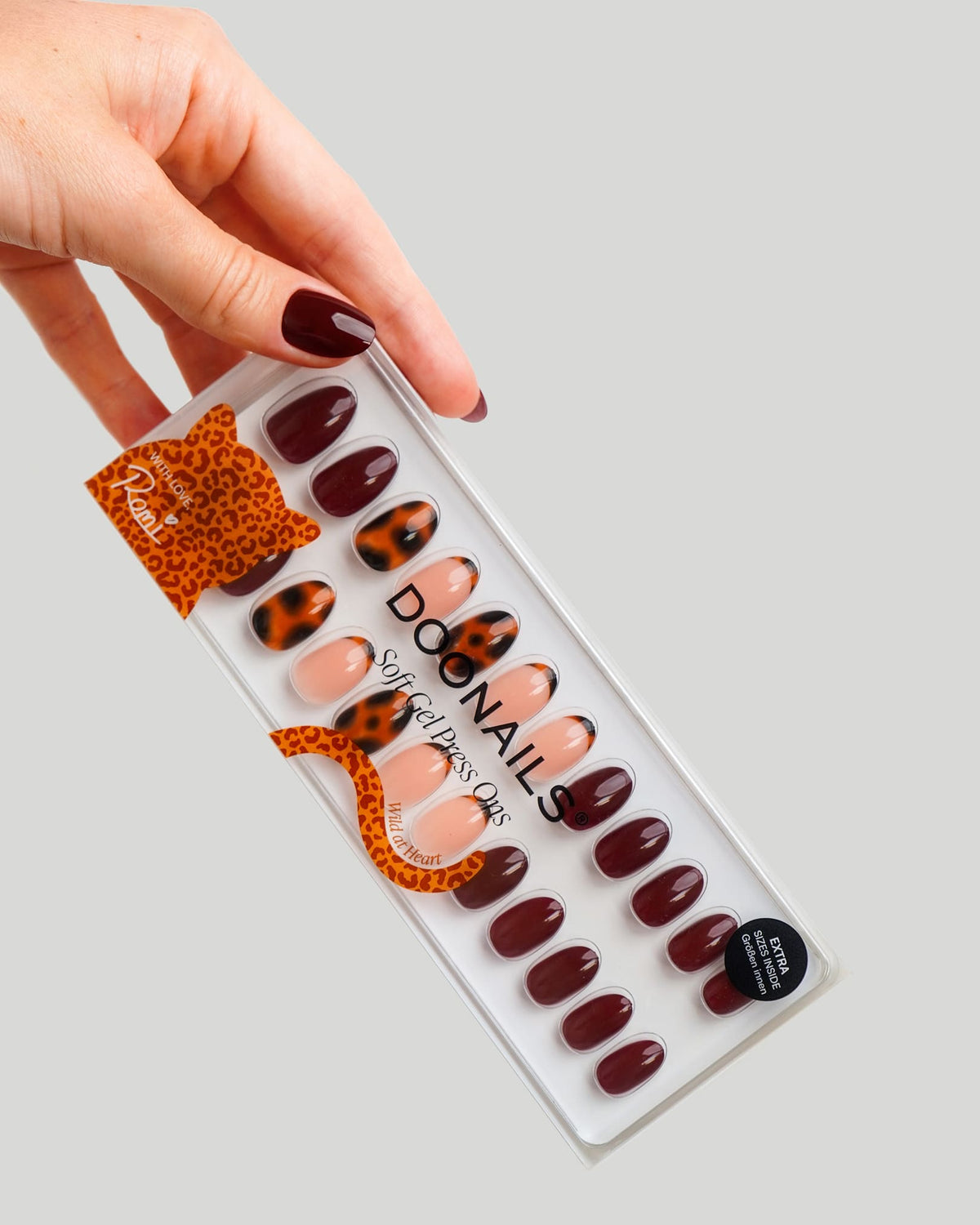 Leo Love Corte Rotonde Press Ons in Soft Gel
