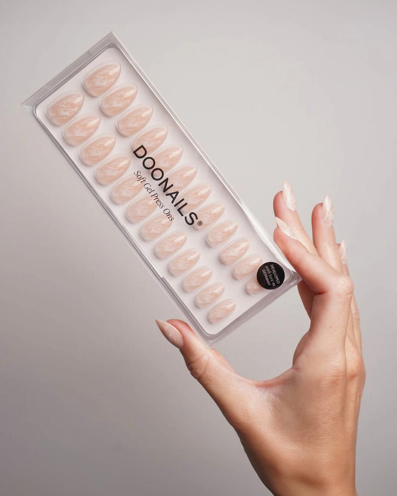 Press Ons in Soft Gel Nude Marble Mandorla Corte - Doonails Italy