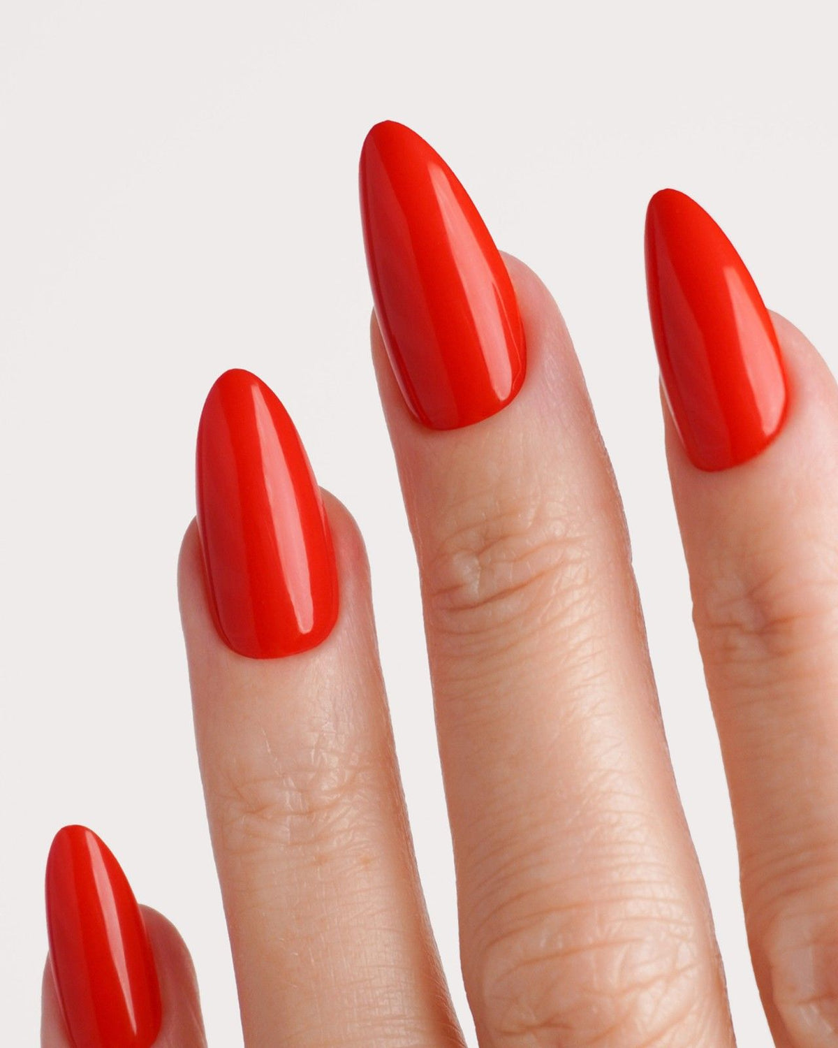 Rose Red Medie Mandorla Press Ons in Soft Gel