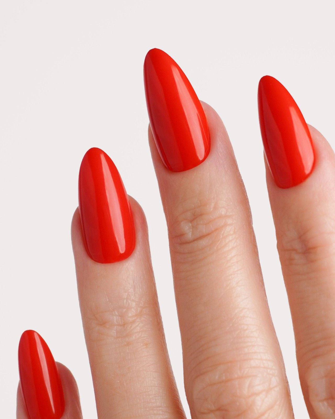 Press Ons in Soft Gel Rose Red Mandorla Medi