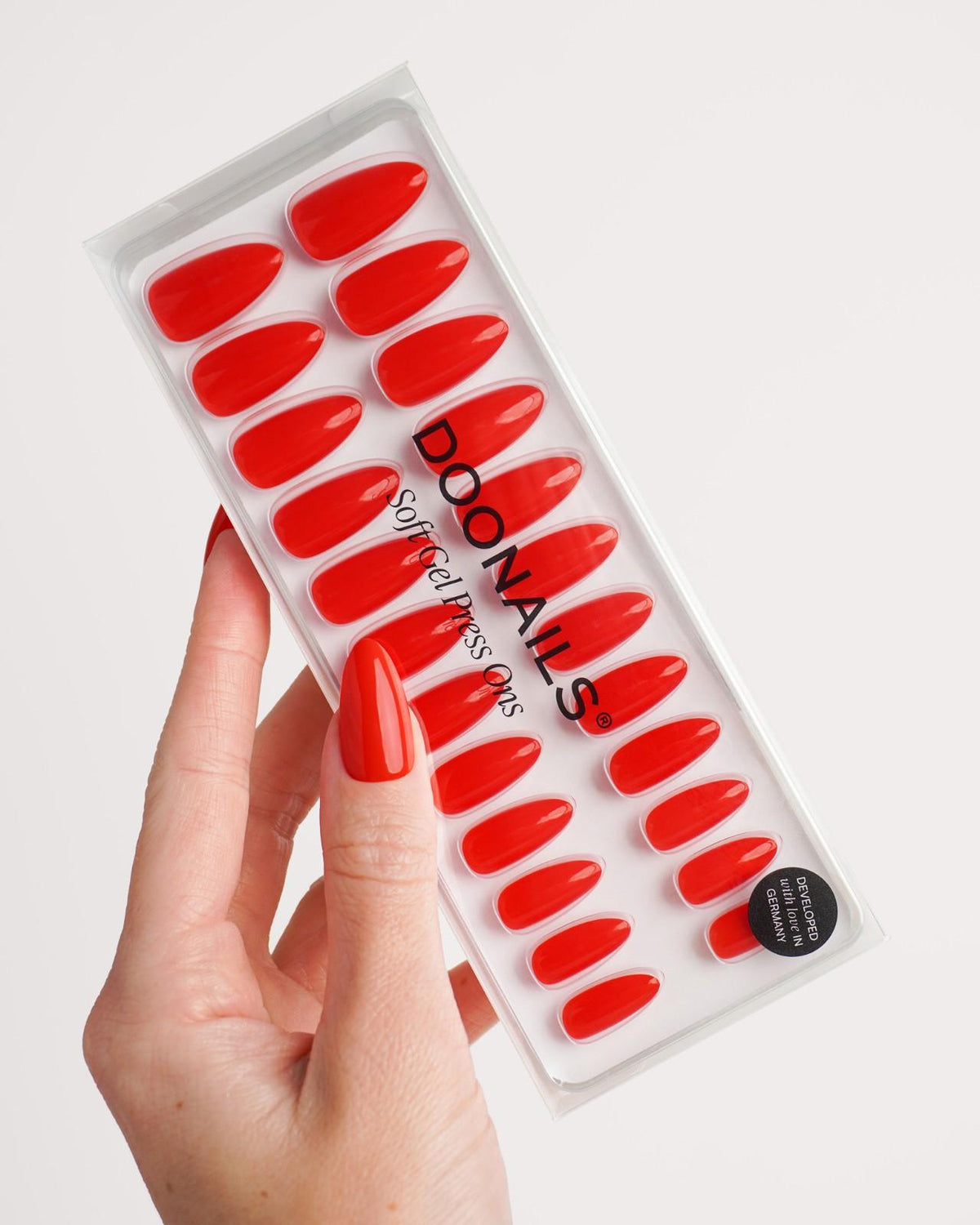 Rose Red Medie Mandorla Press Ons in Soft Gel
