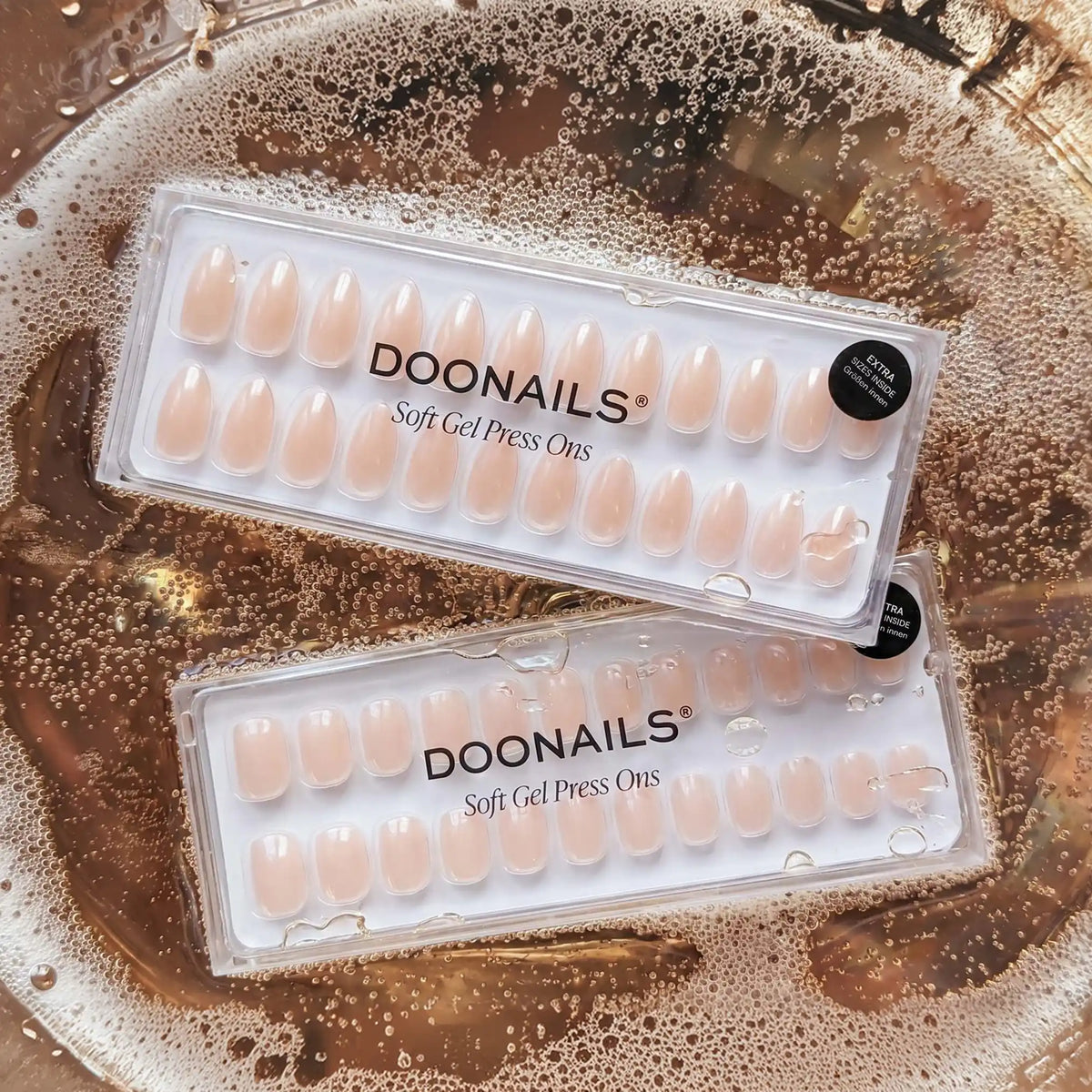 <div class="metafield-rich_text_field"><h2>Tonalità champagne frizzante</h2><p>Nude con riflesso Chrome a specchio</p></div>