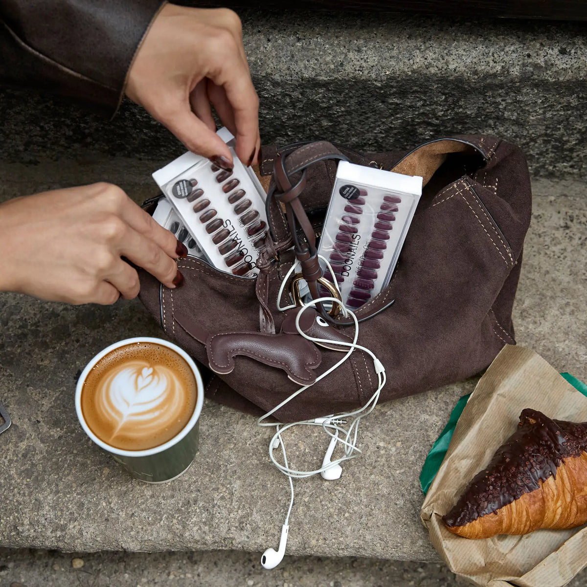 <div class="metafield-rich_text_field"><h2>Marrone caffè scuro</h2><p>Dal sottotono freddo, in due lunghezze</p></div>