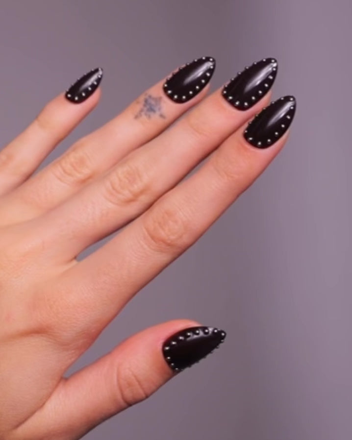 Edizione Limitata Oxblood Studs Corte Mandorla Press Ons in Soft Gel