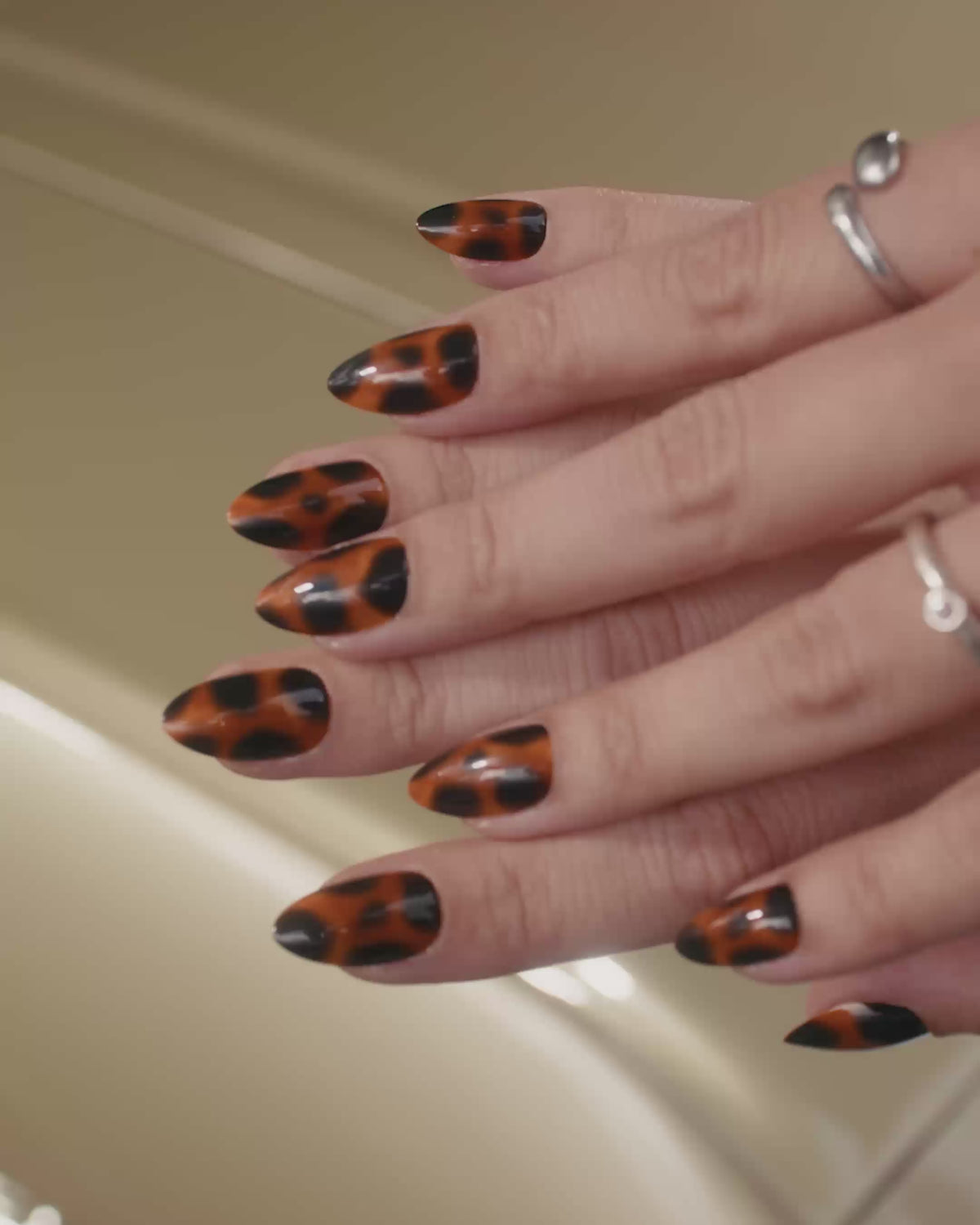 Wild Heart Corte Mandorla Press Ons in Soft Gel