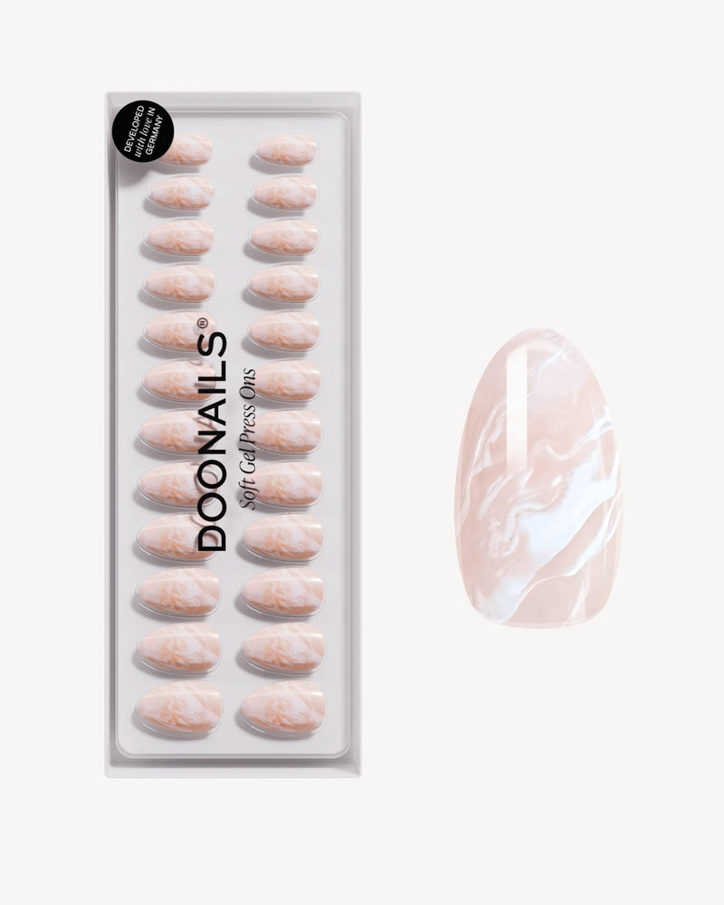 Press Ons in Soft Gel Nude Marble Mandorla Corte - Doonails Italy